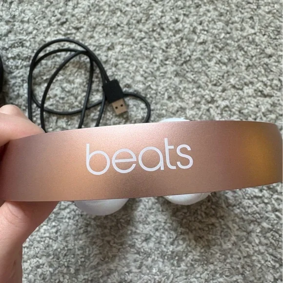 Beats rose gold headphones - Picture 3 of 6